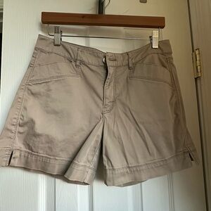 White House Black Market The 5” Short Size 6